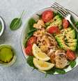 Salada de frango com abacate e rúcula  Foto: Katarzyna Hurova | Shutterstock / Portal EdiCase