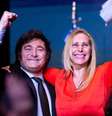 Javier Milei com sua irmã Karina comemorando a vitória após eleição na Argentina  Foto: Getty Images / BBC News Brasil