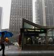 Brasil, São Paulo, SP, 28/03/2018. Pedestres enfrentam chuva na Avenida Paulista, próximo da estação Trianon do Metrô na cidade de São Paulo  Foto: ALOISIO MAURICIO / FOTOARENA / ESTADÃO.