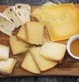 Seja num irresistível fondue, acompanhando um belo prato de sopa ou numa tábua de frios, os queijos combinam totalmente com o clima frio. Por isso, separamos algumas variedades com textura mais cremosa: Brie, Emmental, Gorgonzola, Gruyère e Maasdam,além de receitas para você fazer em casa  Foto: BrewDog Bar / Divulgação / Estadão