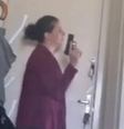 A delegada Monah Zein apareceu com uma arma em uma live em uma rede social  Foto: Reprodução/Redes Sociais 