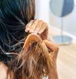 O cabelo embaraçado dificulta o processo de pentear -  Foto: Shutterstock / Alto Astral