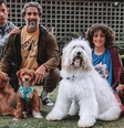 Marcos Mion, os filhos Romeo e Tefo e os quatro cachorros da família  Foto: Reprodução/ iG
