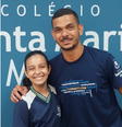O professor Frederico Ferreira ao lado da aluna Júlia Pimenta, que criou um método próprio para achar raízes quadradas  Foto: Arquivo Pessoal/Frederico Ferreira