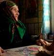 Em sua cozinha, Hanna Domanska conta histórias da Grande Fome na Ucrânia entre 1932 e 1933  Foto: DW / Deutsche Welle