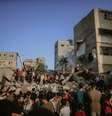 Civis e equipes de resgate palestinas vasculham os escombros dos edifícios destruídos durante os ataques aéreos israelenses no sul da Faixa de Gaza, especialmente em Khan Yunis, Gaza, em 4 de novembro de 2023  Foto: Getty Images / BBC News Brasil