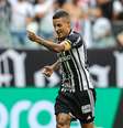 Guilherme Arana marca para o Atlético-MG contra o Grêmio  Foto: Gilson Lobo/ Agif/Gazeta Press