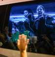 Reféns libertados pelo Hamas no domingo em um ônibus que os transporta para uma base militar em Ofakim, no sul de Israel  Foto: Getty Images / BBC News Brasil