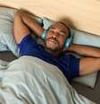 App traz meditação para melhorar o sono; conteúdos podem ser ouvidos com a tela bloqueada, sem que a luminosidade atrapalhe o descanso  Foto: Prostock-studio / Adobe Stock