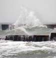 As ondas do Mar Negro atingem os molhes durante uma tempestade em Odesa, no sul da Ucrânia  Foto: Ukrinform/NurPhoto via Getty Images