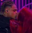 MC Cabelinho dá beijão em Slipmami. Reprodução/ Multishow  Foto: Mais Novela