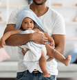 Imagem meramente ilustrativa de um bebê após o banho  Foto: Prostock-Studio / iStock