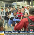 Na confusão, um passageiro chega a arremessar o celular de uma manifestante no chão  Foto: Reprodução/ TV Globo