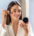 Veja como fazer sua maquiagem durar mais no verão -  Foto: Shutterstock / Alto Astral