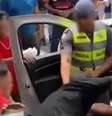 Homem é retirado de dentro de viatura da PM e agredido por grupo na frente de policiais  Foto: Reprodução