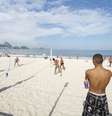 Comer e beber antes de jogar futevôlei - Shutterstock  Foto: Sport Life