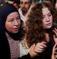 Ahed Tamimi, 22, foi fotografada se reencontrando com a mãe na Cisjordânia após sua soltura na quarta-feira (29)  Foto: Reuters / BBC News Brasil