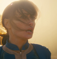 Ella Purnell interpreta Lucy, que sai de seu abrigo nuclear, a Vault 33, para explorar a Wasteland de Fallout  Foto: Amazon Prime Video / Divulgação