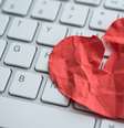 Expor traição na internet configura crime no Brasil -  Foto: Shutterstock / Alto Astral