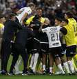 Jogadores corintianos abraçam o técnico Cuca após vitória sobre o Remo  Foto: Ricardo Moreira/Zimel Press/Gazeta Press