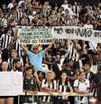Torcedores do Botafogo protestam contra o time no estádio Nilton Santos  Foto: Andre Fabiano/Código19/Gazeta Press