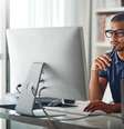 Homem olhando vagas de concurso público em um computador.   Foto: Foto: Istock