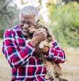 Ter um cachorro aumenta a probabilidade dos idosos saírem de casa  Foto: iStock