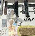 Armas de fogo, drogas e dinheiro foram apreendidos pela polícia  Foto: Divulgação/SSP-BA