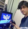 Yuzo Koshiro mostrando seu trabalho mais recente, o game Earthion em desenvolvimento para o Mega Drive.  Foto: Reprodução/X/Yuzo Koshiro