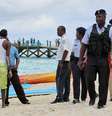 Turista que praticava stand-up paddle morre após ser atacada por tubarão nas Bahamas  Foto: Reuters/Dante Carrer