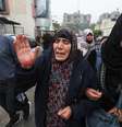 Palestinos do lado de fora de hospital no sul de Gaza
 5/12/2023   REUTERS/Ibraheem Abu Mustafa  Foto: Reuters