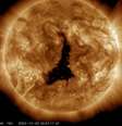 Um enorme buraco escuro se abriu na superfície do Sol e está liberando correntes de radiação mais fortes, conhecidas como ventos solares, atingindo diretamente a Terra.  Foto: Divulgação SDO/Nasa / Estadão