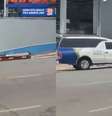 Caixão cai de carro funerário em MG  Foto: Reprodução/Redes sociais