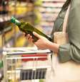 Mulher escolhe azeite no supermercado  Foto: iStock
