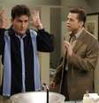 Charlie Sheen e Jon Cryer em 'Two and a Half Men'  Foto: Reprodução/Facebook