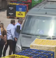 Tarcísio deixou Paraisopólis, enquanto fazia uma visita durante campanha eleitoral, depois de uma troca de tiros  Foto: Reprodução/TV Globo