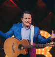 O cantor Marrone durante apresentação  Foto: Reprodução/ Instagram