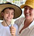 Ana Hickmann e o filho Alezinho, que preparou uma receita de bolo formigueiro  Foto: Reprodução/Instagram/@a / Estadão