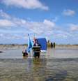 Ministro de Tuvalu grava vídeo dentro do mar para alertar que o país ilha está desaparecendo  Foto: Governo de Tuvalu/Redes sociais / Perfil Brasil