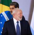 O presidente da Venezuela, Nicolás Maduro, caminha atrás do presidente do Brasil, Luiz Inácio Lula da Silva, durante a Cúpula Sul-Americana no Palácio do Itamaraty, em Brasília, em maio deste ano  Foto: REUTERS/Ueslei Marcelino