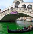 Ambientalistas italianos usaram um corante para deixar o Grande Canal de Veneza verde.  Foto: Manuel Silvestri/Reuters