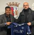 Kayo Moreno (esquerda) com o headscout do Braga, de Portugal (  Foto: Divulgação / Esporte News Mundo