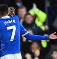  Foto: Pèter Powell/ AFP via Getty Images - Legenda: Ashley Young (de azul)  se estica para tentar cortar a bola de Mudryk, do Chelsea  - / Jogada10