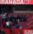  Foto: Jorge Guerrero/AFP  via Getty Images - Legenda: Jogo entre Granada e Bilbao é suspenso por causa da morte de um torcedor  / Jogada10