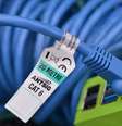 Cabos muito antigos ou danificados podem prejudicar a velocidade transmitida do modem para o roteador, impactando toda a rede Wi-Fi. (Imagem: Gavin Allanwood/Unsplash)  Foto: Canaltech