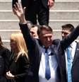 Bolsonaro foi barrado em foto com líderes de Estado na posse de Milei  Foto: Reuters