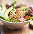 Salada de frango com abacate  Foto: Liv friis-larsen | Shutterstock / Portal EdiCase