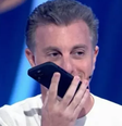 Luciano Huck atentando uma ligação ao vivo no programa Domingão com Huck.   Foto: Foto: Reprodução Globo Play