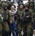 Fawzi al-Juneidi, de 16 anos, se tornou um símbolo da detenção de jovens pelo Exército israelense quando foi preso em 2017 e fotografado com os olhos vendados  Foto: ANADOLU/GETTY / BBC News Brasil