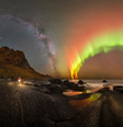 Faixa da Via Láctea no lado esquerdo, e no direito, uma aurora boreal colorida (Imagem: Reprodução/Giulio Cobianchi)  Foto: Canaltech
